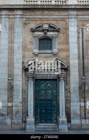 Palerme, Sicile, 2016. Le côté de l'église de San Giuseppe dei Teatini et sa fenêtre et porte surmontées de linteaux inscrits avec Iesus Maria Ioseph Banque D'Images