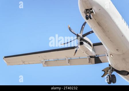 Détails d'un avion ATR 72, un avion régional de passagers bimoteur à turbopropulseur court-courrier. Avion atterrissant. Banque D'Images