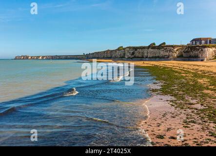 La plage et les falaises de craie à Palm Bay près de Cliftonville Margate sur la côte nord de Thanet Kent Angleterre Royaume-Uni près de l'estuaire de la Tamise. Banque D'Images