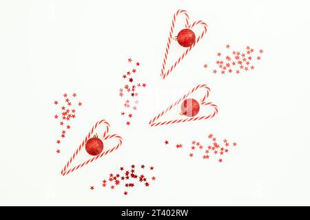 Composition de Noël avec des cannes de bonbons sur fond blanc. Pose à plat, vue de dessus. Banque D'Images