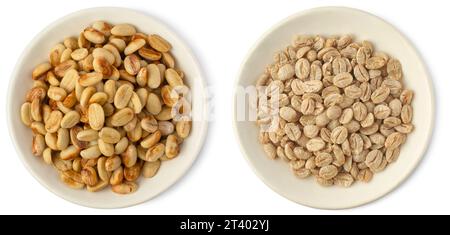 grains de café séchés avec ou sans coque ou peau parchemin sur plaques blanches, coffea arabica, pulpe et peau ou chair ou cerise de café sont enlevés Banque D'Images