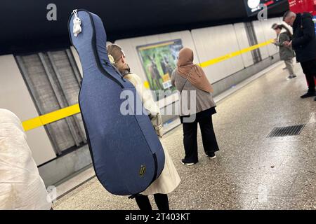 Wartende Fahrgaeste, eine junge Frau mit einem Streichnstrument auf dem Ruecken steht auf dem Bahnsteig. Bahn, Zug.Pendler, Oeffentlicher Personennahverkehr OEPNV.Fahrgaeste am U-Bahnhof Innsbruckrer Ring. *** Attendant les passagers, une jeune femme avec un instrument courbé sur son dos se tient sur le train de quai, train banlieue, transports publics passagers OEPNV à la gare U Innsbruckrer Ring Credit : Imago/Alamy Live News Banque D'Images