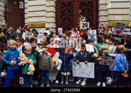 Londres, Royaume-Uni. 27 octobre 2023. Les enfants tiennent des pancartes et des jouets pro-palestiniens pendant la manifestation. Des parents et des enfants se sont rassemblés devant le Foreign, Commonwealth and Development Office à Westminster pour exiger un cessez-le-feu immédiat à Gaza et ont placé des ours en peluche et d'autres jouets, représentant les enfants palestiniens tués pendant la guerre Israël-Hamas, devant le bâtiment du gouvernement. Crédit : SOPA Images Limited/Alamy Live News Banque D'Images