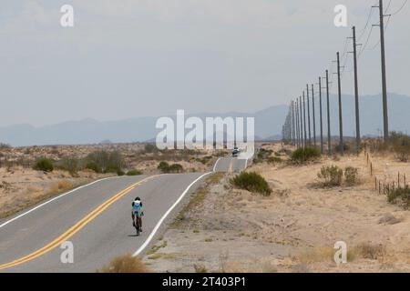 Vélo cycliste coureur en Arizona route chaude avec bâton de pole pendant la course à travers l'Amérique (RAAM) Banque D'Images
