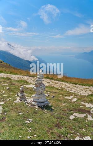 Piles de pierres empilées par les randonneurs sur le sommet du Monte Baldo sur le lac de Garde près de Malcesine en Italie Banque D'Images