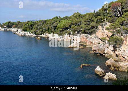 France, côte d'azur, Cap d'Antibes, la baie des milliardaires est accessible par un sentier côtier, cette magnifique baie en méditerranée est une célèbre baie. Banque D'Images