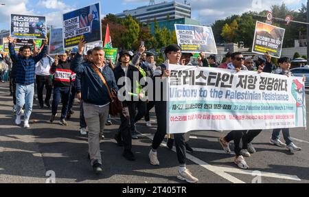 Séoul, Corée du Sud. 27 octobre 2023. Des partisans pro-palestiniens défilent dans la rue tout en tenant une banderole et des pancartes pendant la manifestation. Un groupe de partisans pro-palestiniens organise un rassemblement et marche pour protester contre l'attaque terrestre de l'armée israélienne sur la bande de Gaza. (Photo KIM Jae-Hwan/SOPA Images/Sipa USA) crédit : SIPA USA/Alamy Live News Banque D'Images