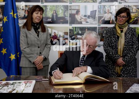 INT-CSIC-ECUADOR-ESPANA-CACAO El embajador del Ecuador en Espana, AndrÃ s Vallejo c, junto a la directora del Real jardin Botanico-CSIC de Madrid, Maria-Paz Martin iy la vicepresidenta Adjunta de Internacionalizacion y Cooperacion del CSIC, Isabel Diaz Carretero d, durante la entrega de la primera planta de cacao de la variedad nacional fino arooma, en el Real jardin Botanico en Madrid. FIN-INT-CSIC-ECUADOR-ESPAÃA-CACAO-736b10f309f218844c9cdc1fb998f675 *** INT CSIC ECUADOR ESPAGNE CACAO l'ambassadeur d'Équateur en Espagne, AndrÃ s Vallejo c, avec le directeur du Real jardin Botanico Banque D'Images