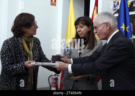 INT-CSIC-ECUADOR-ESPANA-CACAO El embajador del Ecuador en Espana, AndrÃ s Vallejo c, junto a la directora del Real jardin Botanico-CSIC de Madrid, Maria-Paz Martin iy la vicepresidenta Adjunta de Internacionalizacion y Cooperacion del CSIC, Isabel Diaz Carretero d, durante la entrega de la primera planta de cacao de la variedad nacional fino arooma, en el Real jardin Botanico en Madrid. FIN-INT-CSIC-ECUADOR-ESPAÃA-CACAO-a14ee6ef3f958d744d612bca9308ac08 *** INT CSIC ECUADOR ESPAGNE CACAO l'ambassadeur d'Équateur en Espagne, AndrÃ s Vallejo c, avec le directeur du Real jardin Botanico Banque D'Images