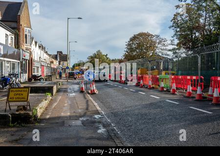 Travaux routiers de Lynchford Road en octobre 2023, le projet d'amélioration des transports de Farnborough devait durer 70 semaines, Hampshire, Angleterre, Royaume-Uni Banque D'Images