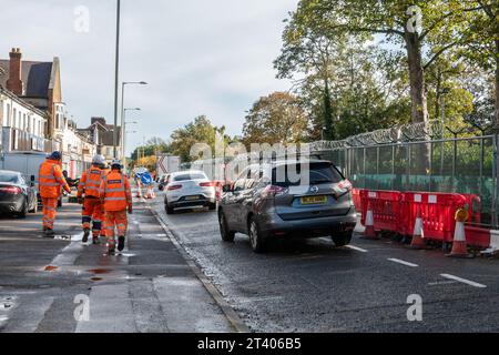 Travaux routiers de Lynchford Road en octobre 2023, le projet d'amélioration des transports de Farnborough devait durer 70 semaines, Hampshire, Angleterre, Royaume-Uni Banque D'Images