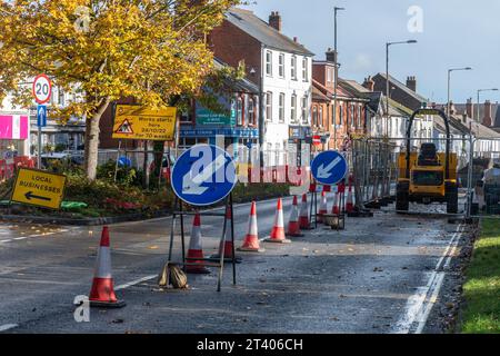 Travaux routiers de Lynchford Road en octobre 2023, le projet d'amélioration des transports de Farnborough devait durer 70 semaines, Hampshire, Angleterre, Royaume-Uni Banque D'Images