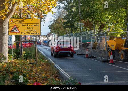 Travaux routiers de Lynchford Road en octobre 2023, le projet d'amélioration des transports de Farnborough devait durer 70 semaines, Hampshire, Angleterre, Royaume-Uni Banque D'Images