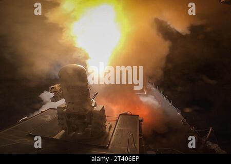 Mer Rouge. 19 octobre 2023. Le destroyer de missiles guidés de classe Arleigh Burke USS Carney (DDG 64) défait une combinaison de missiles Houthi et de véhicules aériens sans pilote dans la mer Rouge, octobre 19. Carney est déployé dans la zone d'opérations de la 5e flotte américaine pour aider à assurer la sécurité et la stabilité maritimes dans la région du Moyen-Orient. (Image de crédit : © U.S. Navy/ZUMA Press Wire) USAGE ÉDITORIAL SEULEMENT! Non destiné à UN USAGE commercial ! Banque D'Images