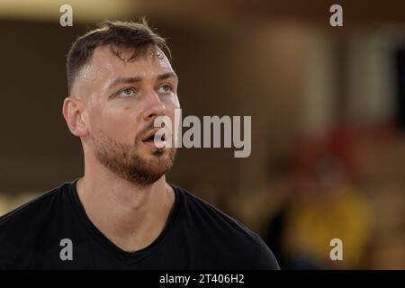 Monte Carlo, Monaco. 26 octobre 2023. Donatas Motiejunas, joueur de L'AS Monaco, s'entraîne avant la cinquième manche de la saison Euroleague de Turkish Airlines entre L'AS Monaco et le Maccabi tel Aviv à Monte Carlo, Monaco le 20 octobre 2023. Photo de Laurent Coust/ABACAPRESS.COM crédit : Abaca Press/Alamy Live News Banque D'Images