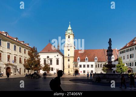 Hlavne Namestie, la place principale avec l'église du Saint Sauveur ou l'église jésuite vieille ville, Bratislava, Slovaquie Banque D'Images