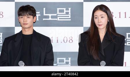 Séoul, Corée du Sud. 27 octobre 2023. (De gauche à droite) chanteur et acteur sud-coréen Choi min-ho, membre du boys band SHINee, actrice Choi Ji-woo, réalisatrice de Jung BOM-shik, appel photo pour la conférence de presse film New Normal à Séoul, Corée du Sud le 27 octobre 2023. Le film ouvrira le 8 novembre. (Photo de Lee Young-ho/Sipa USA) crédit : SIPA USA/Alamy Live News Banque D'Images