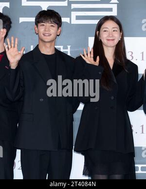 Séoul, Corée du Sud. 27 octobre 2023. (De gauche à droite) chanteur et acteur sud-coréen Choi min-ho, membre du boys band SHINee, actrice Choi Ji-woo, réalisatrice de Jung BOM-shik, appel photo pour la conférence de presse film New Normal à Séoul, Corée du Sud le 27 octobre 2023. Le film ouvrira le 8 novembre. (Photo de Lee Young-ho/Sipa USA) crédit : SIPA USA/Alamy Live News Banque D'Images