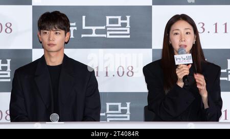 Séoul, Corée du Sud. 27 octobre 2023. (De gauche à droite) chanteur et acteur sud-coréen Choi min-ho, membre du boys band SHINee, actrice Choi Ji-woo, réalisatrice de Jung BOM-shik, appel photo pour la conférence de presse film New Normal à Séoul, Corée du Sud le 27 octobre 2023. Le film ouvrira le 8 novembre. (Photo de Lee Young-ho/Sipa USA) crédit : SIPA USA/Alamy Live News Banque D'Images