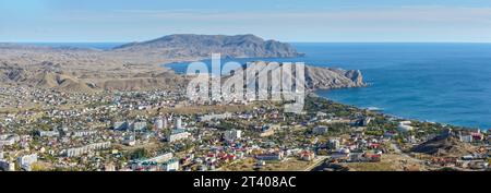 Vue à grand angle des vallées de Sudak et Kapsel avec les caps Alchak et Meganom du sommet de la montagne Bald, Crimée, Russie. Banque D'Images