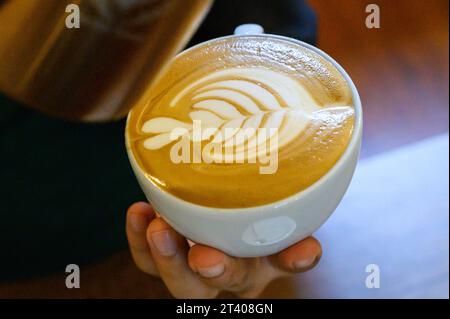 Barista pouring latte foame professionnel autour d'un café, espresso et cappuccino créer un Banque D'Images