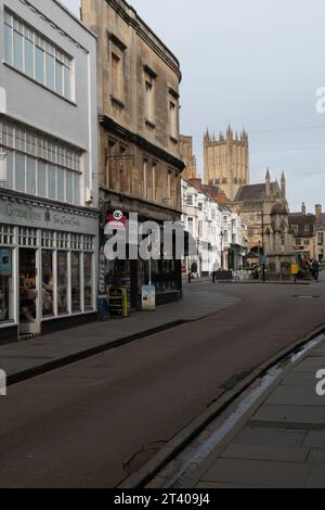 Cathédrale Wells depuis High Street, Somerset, Angleterre. Banque D'Images