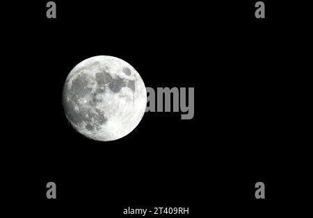 27 octobre 2023. Lune à 98% et en croissance, vue de Palma de Majorque, Espagne. Banque D'Images