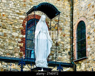 Fragment de l'église de l'exaltation de la Sainte Croix sur la place principale de la ville - place Rynok. Banque D'Images