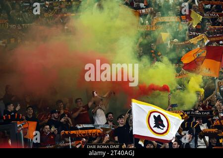 Rome, Italie. 26 octobre 2023. Supporters de roma lors de l'UEFA Europa League, match de football du Groupe G entre L'AS Roma et la SK Slavia Praha le 26 octobre 2023 au Stadio Olimpico à Rome, Italie - photo Federico Proietti/DPPI crédit : DPPI Media/Alamy Live News Banque D'Images