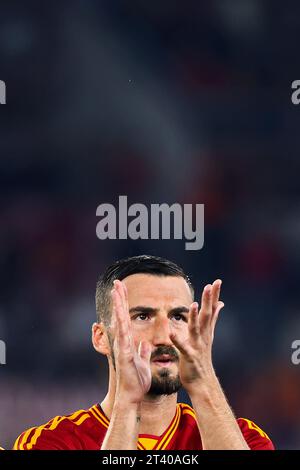 Rome, Italie. 26 octobre 2023. Bryan Cristante de roma salue le match de football du Groupe G de l'UEFA Europa League entre L'AS Roma et la SK Slavia Praha le 26 octobre 2023 au Stadio Olimpico à Rome, Italie - photo Federico Proietti/DPPI crédit : DPPI Media/Alamy Live News Banque D'Images