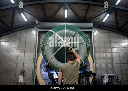 Sumter, Caroline du Sud, États-Unis. 19 octobre 2023. Un moteur Fighting Falcon F-16C de l'US Air Force fonctionne lors d'une tournée Working with Weasels à la base aérienne Shaw, le 19 octobre 2023. Les moteurs à réaction sont testés dans un hangar, connu sous le nom de Hush House, pour s'assurer que tous les composants fonctionnent et sont prêts pour les escadrons de chasse de la 20th Fighter Wing. (Image de crédit : © U.S. Air Force/ZUMA Press Wire) USAGE ÉDITORIAL SEULEMENT! Non destiné à UN USAGE commercial ! Banque D'Images