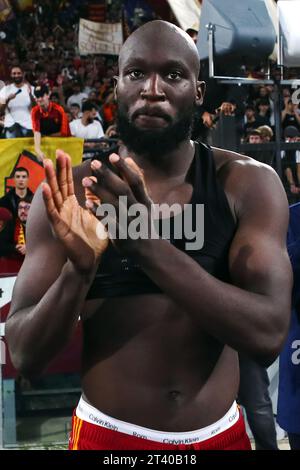 Rome, Italie. 26 octobre 2023. Romelu Lukaku de Roma accueille ses supporters à la fin du match de football du Groupe G de l'UEFA Europa League entre L'AS Roma et la SK Slavia Praha le 26 octobre 2023 au Stadio Olimpico à Rome, Italie - photo Federico Proietti/DPPI crédit : DPPI Media/Alamy Live News Banque D'Images