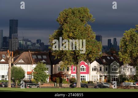 Propriétés résidentielles suburbaines et gratte-ciel lointain dans Ruskin Park, un espace vert public à Lambeth, le 26 octobre 2023, à Londres, Angleterre. Banque D'Images