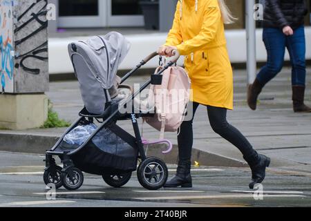 Düsseldorf 27.10.2023 Familie Kleinkind Baby Mutterrolle Vater Alterspyramide Rentenloch Nachwuchs Generationenkonflikt Kindergeld Rentensystem Altersrente Kinderwagen Bürgergeld Elterngeld Ehegattensplitting Kindergrundsicherung Düsseldorf Nordrhein-Westfalen Deutschland *** Duesseldorf 27 10 2023 famille enfant bébé mère rôle père pyramide d'âge pension trou génération conflit allocation pour enfants système de pension de vieillesse pension de transport d'enfant allocation de citoyen allocation de parent conjoint fractionnement enfant sécurité de base Duesseldorf Rhénanie du Nord Westphalie Allemagne Banque D'Images