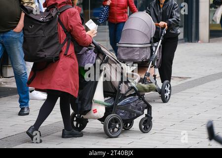 Düsseldorf 27.10.2023 Familie Kleinkind Baby Mutterrolle Vater Alterspyramide Rentenloch Nachwuchs Generationenkonflikt Kindergeld Rentensystem Altersrente Kinderwagen Bürgergeld Elterngeld Ehegattensplitting Kindergrundsicherung Düsseldorf Nordrhein-Westfalen Deutschland *** Duesseldorf 27 10 2023 famille enfant bébé mère rôle père pyramide d'âge pension trou génération conflit allocation pour enfants système de pension de vieillesse pension de transport d'enfant allocation de citoyen allocation de parent conjoint fractionnement enfant sécurité de base Duesseldorf Rhénanie du Nord Westphalie Allemagne Banque D'Images