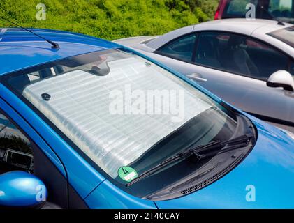 pare-soleil de pare-brise réfléchissant argenté sur la voiture, Banque D'Images