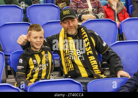 Arnhem, pays-Bas. 27 octobre 2023. ARNHEM, PAYS-BAS - 27 OCTOBRE : fans de vitesse avant le match lors du match néerlandais d'Eredivisie entre vitesse et PEC Zwolle au Stadion Gelredome le 27 octobre 2023 à Arnhem, pays-Bas. (Photo de Ben gal/Orange Pictures) crédit : Orange pics BV/Alamy Live News Banque D'Images