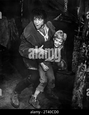 Oliver Reed, Mark Lester, sur le plateau du film musical britannique, Oliver!, Columbia Pictures, 1968 Banque D'Images