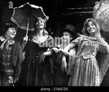 Jack Wild, Shani Wallis, Mark Lester, Sheila White, sur le plateau du film musical britannique Oliver!, Columbia Pictures, 1968 Banque D'Images