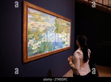 New York, États-Unis. 27 octobre 2023. Le bassin aux nymphéas de Claude Monet est exposé à l'occasion de l'avant-première de presse de la semaine du Marquee d'automne 20/21 chez Christie's le vendredi 27 octobre 2023 à New York. Photo de John Angelillo/UPI crédit : UPI/Alamy Live News Banque D'Images