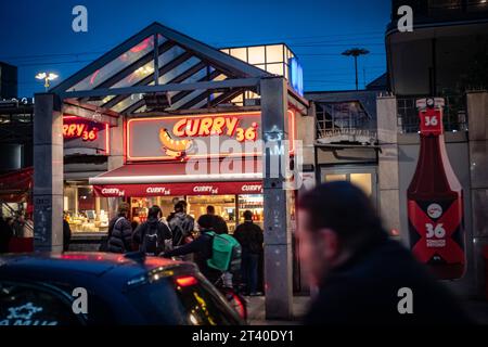 Berlin Charlottenburg Bahnhof Zoo Zoologischer Garten am Hardenbergplatz, Curry 36 - 27.10.2023 Berlin *** Berlin Charlottenburg Bahnhof Zoo Zoologischer Garten am Hardenbergplatz, Curry 36 27 10 2023 Berlin Credit : Imago/Alamy Live News Banque D'Images