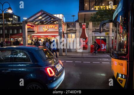 Berlin Charlottenburg Bahnhof Zoo Zoologischer Garten am Hardenbergplatz, Curry 36 - 27.10.2023 Berlin *** Berlin Charlottenburg Bahnhof Zoo Zoologischer Garten am Hardenbergplatz, Curry 36 27 10 2023 Berlin Credit : Imago/Alamy Live News Banque D'Images