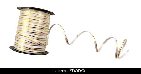 Bobine avec ruban blanc pour décorer des cadeaux sur un fond blanc. Isolation de bande Banque D'Images