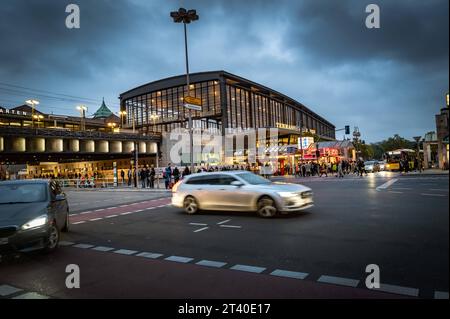 Berlin Charlottenburg Bahnhof Zoo Zoologischer Garten am Hardenbergplatz - 27.10.2023 Berlin *** Berlin Charlottenburg Bahnhof Zoo Zoologischer Garten am Hardenbergplatz 27 10 2023 Berlin Credit : Imago/Alamy Live News Banque D'Images