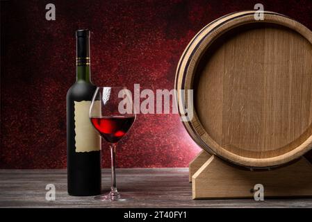Tonneau en bois, bouteille et verre dans la cave à vin Banque D'Images