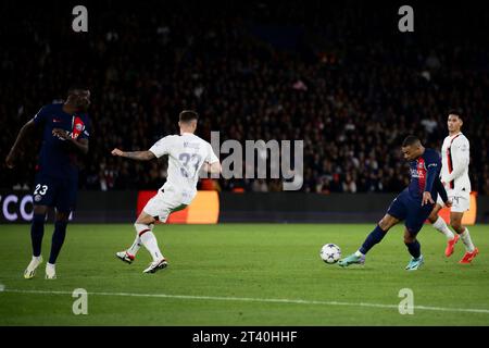 Kylian Mbappe du Paris Saint-Germain FC tire lors du match de football de l'UEFA Champions League entre le Paris Saint-Germain FC et l'AC Milan. Banque D'Images