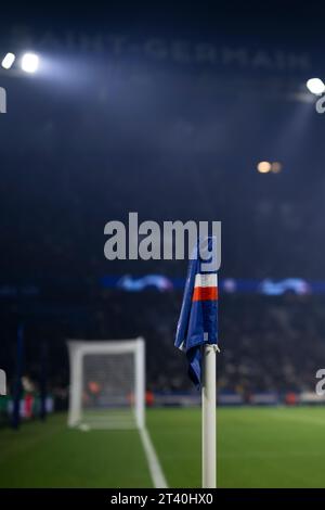 Un drapeau de coin est vu pendant le match de football de l'UEFA Champions League entre le Paris Saint-Germain FC et l'AC Milan. Banque D'Images