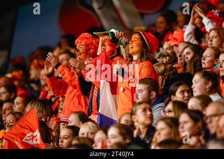 Nijmegen, pays-Bas. 27 octobre 2023. NIJMEGEN, PAYS-BAS - 27 OCTOBRE : supporters et supporters des pays-Bas lors de l'UEFA Nations League Women 2023/24 League un match du Groupe 1 entre les néerlandaises et les écossaises féminines au Goffertstadion le 27 octobre 2023 à Nijmegen, pays-Bas. (Photo Broer van den Boom/Orange Pictures) crédit : Orange pics BV/Alamy Live News Banque D'Images