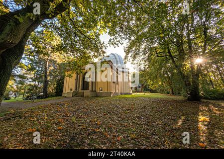 Le 'Grand réfracteur' au milieu des arbres automnaux à l'Observatoire de Hambourg à Bergedorf près de Hambourg, Allemagne Banque D'Images