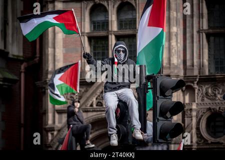 Les manifestations de masse pro-palestiniennes se poursuivent dans le centre de Londres alors que des milliers de partisans défilent et se rassemblent en solidarité, Royaume-Uni. Banque D'Images